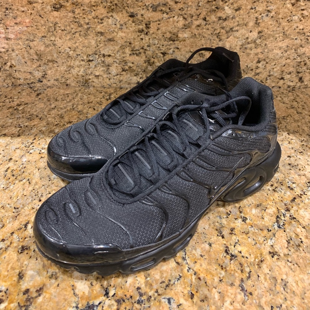 *Nike AirMax* “Black” brand new size 13